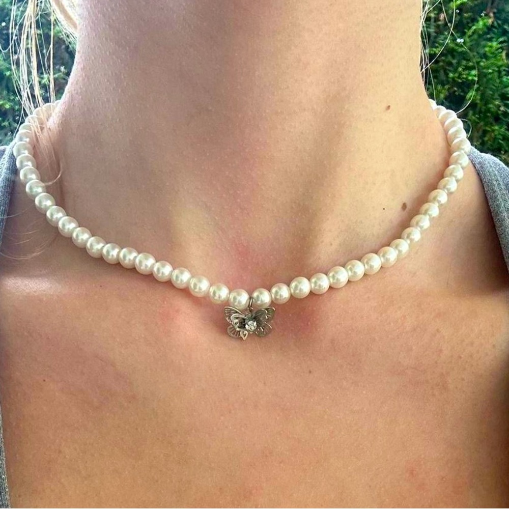 Hand made fake pearl and butterfly beaded bracelet 🦋🤍